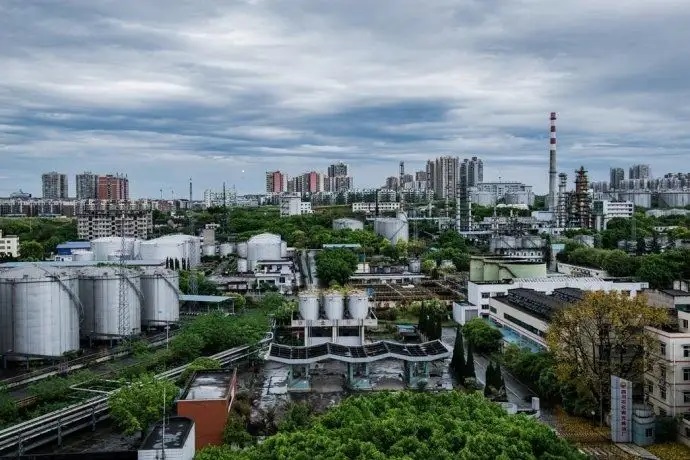 中國石油彭州廠區(qū)固定式柔性擋煙垂壁按時交付