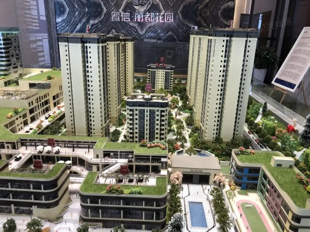眉山市彭山區(qū)置信逸都城麗都花園商城800米固定擋煙垂壁安裝到位