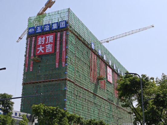 成都信息工程大學(xué)自然災(zāi)害綜合監(jiān)測(cè)預(yù)警實(shí)訓(xùn)中心項(xiàng)目電動(dòng)擋煙垂壁按時(shí)交付